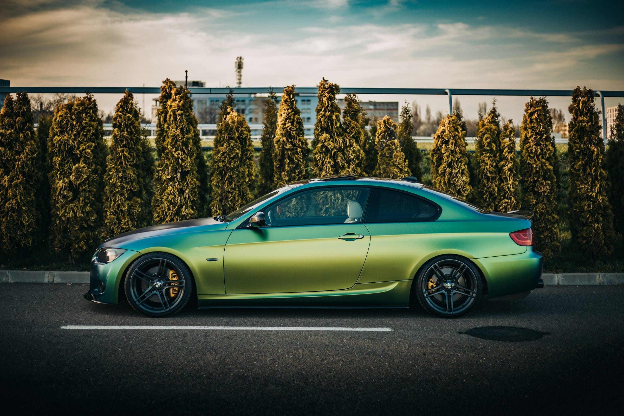 Coupe in a green-to-gold colour-shift finish, side profile