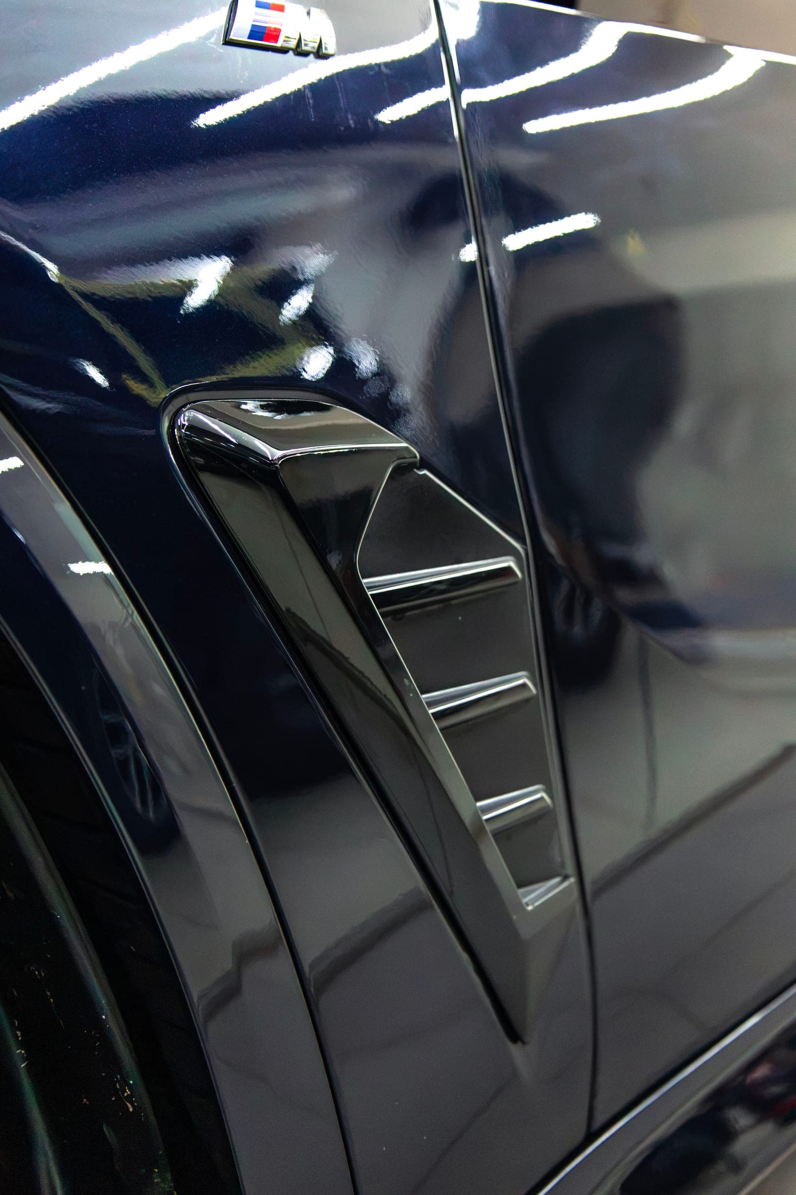 Gloss black vent on the front wing of a BMW X5