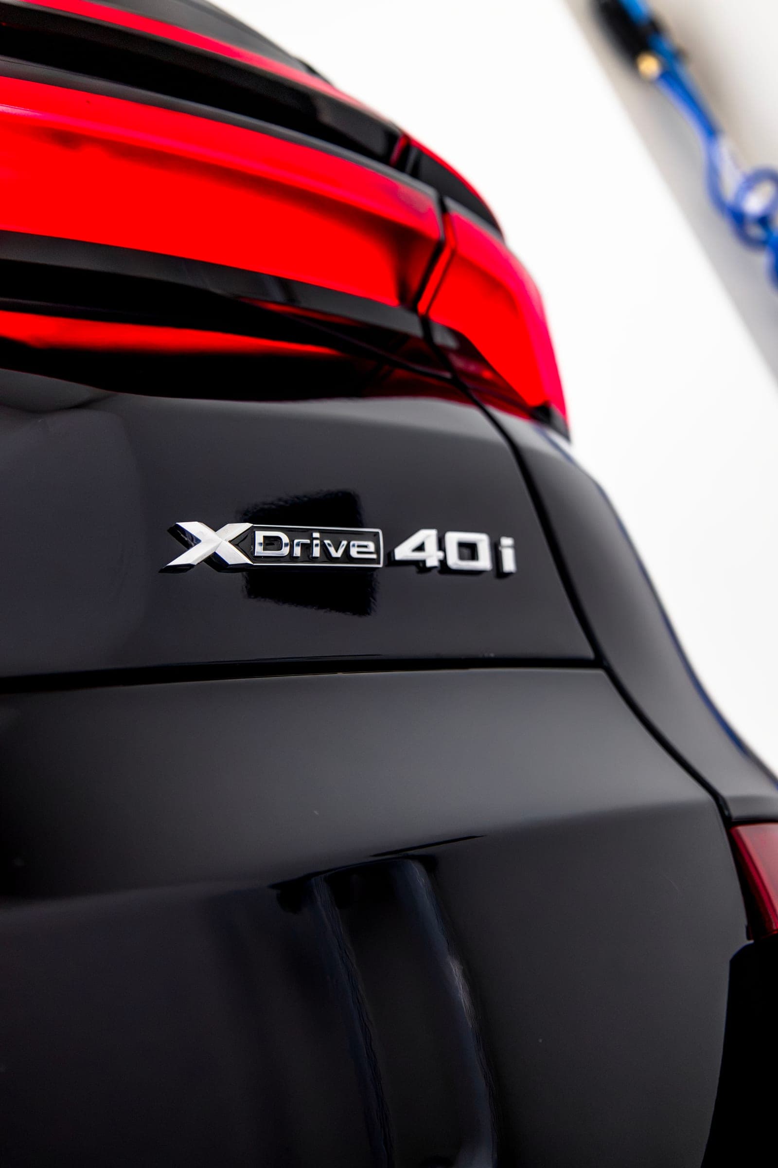 xDrive40i badge beneath the LED tail-light of a dark blue BMW X5