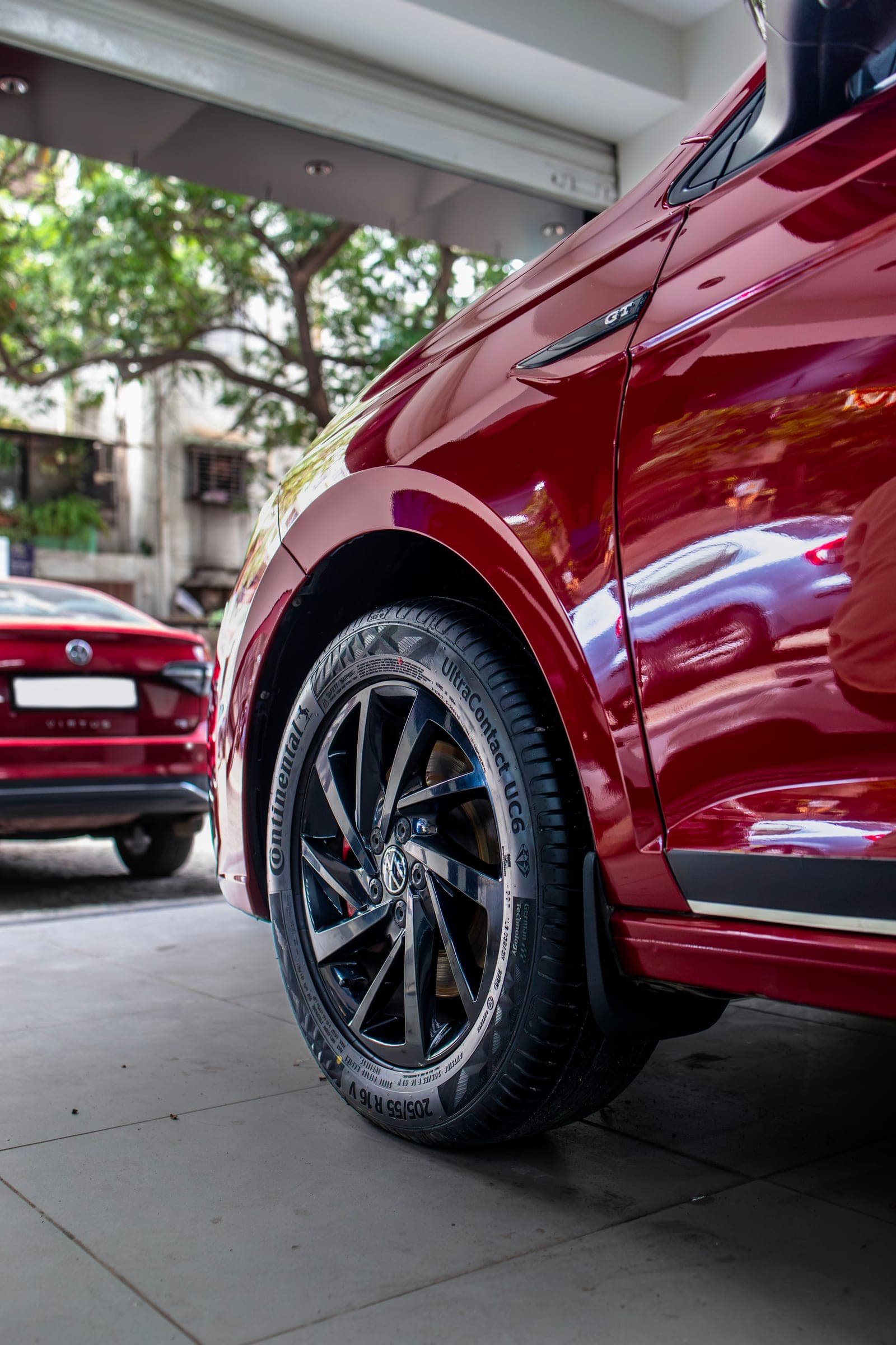 Black alloy wheel and red flank of a Volkswagen Virtus GT