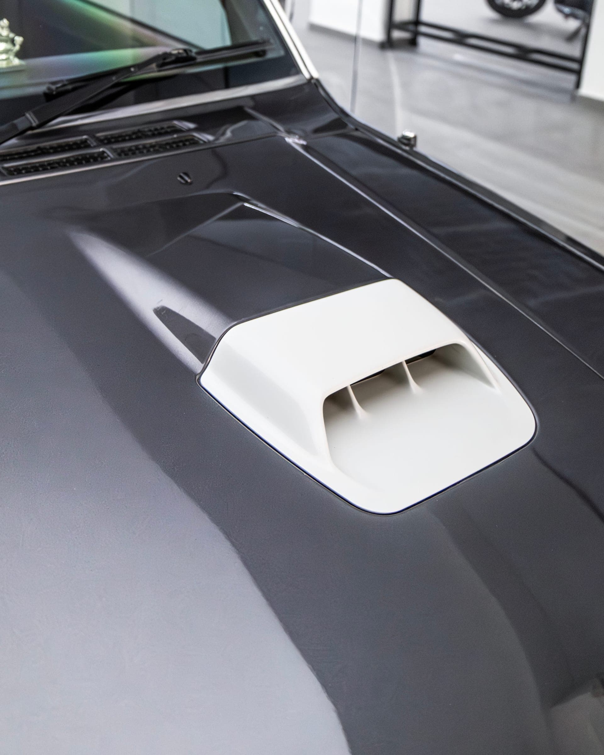 White bonnet scoop on the black bonnet of a Mitsubishi Pajero
