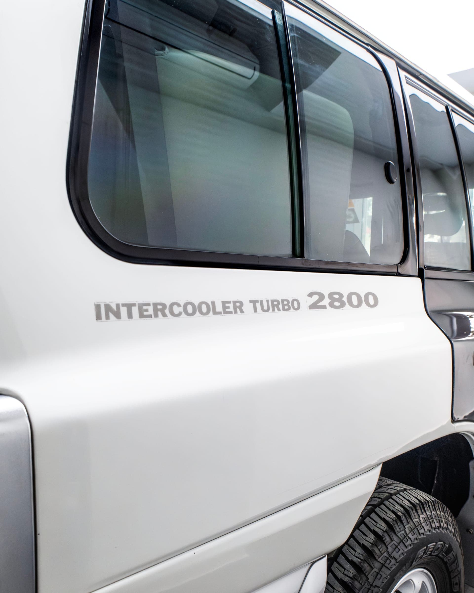 Intercooler Turbo 2800 script on the white body of a Pajero
