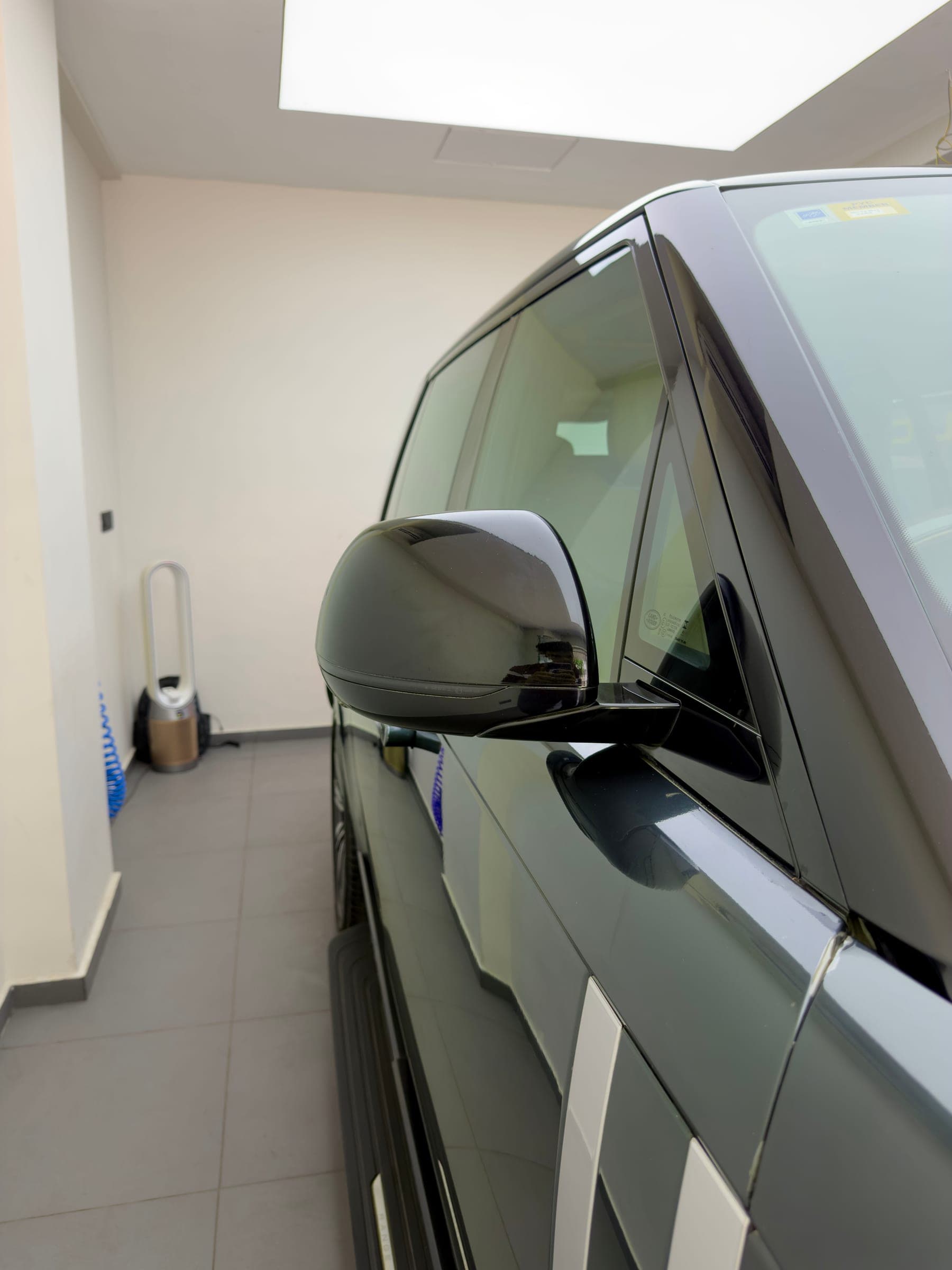Wing mirror and glasshouse of a Range Rover Autobiography