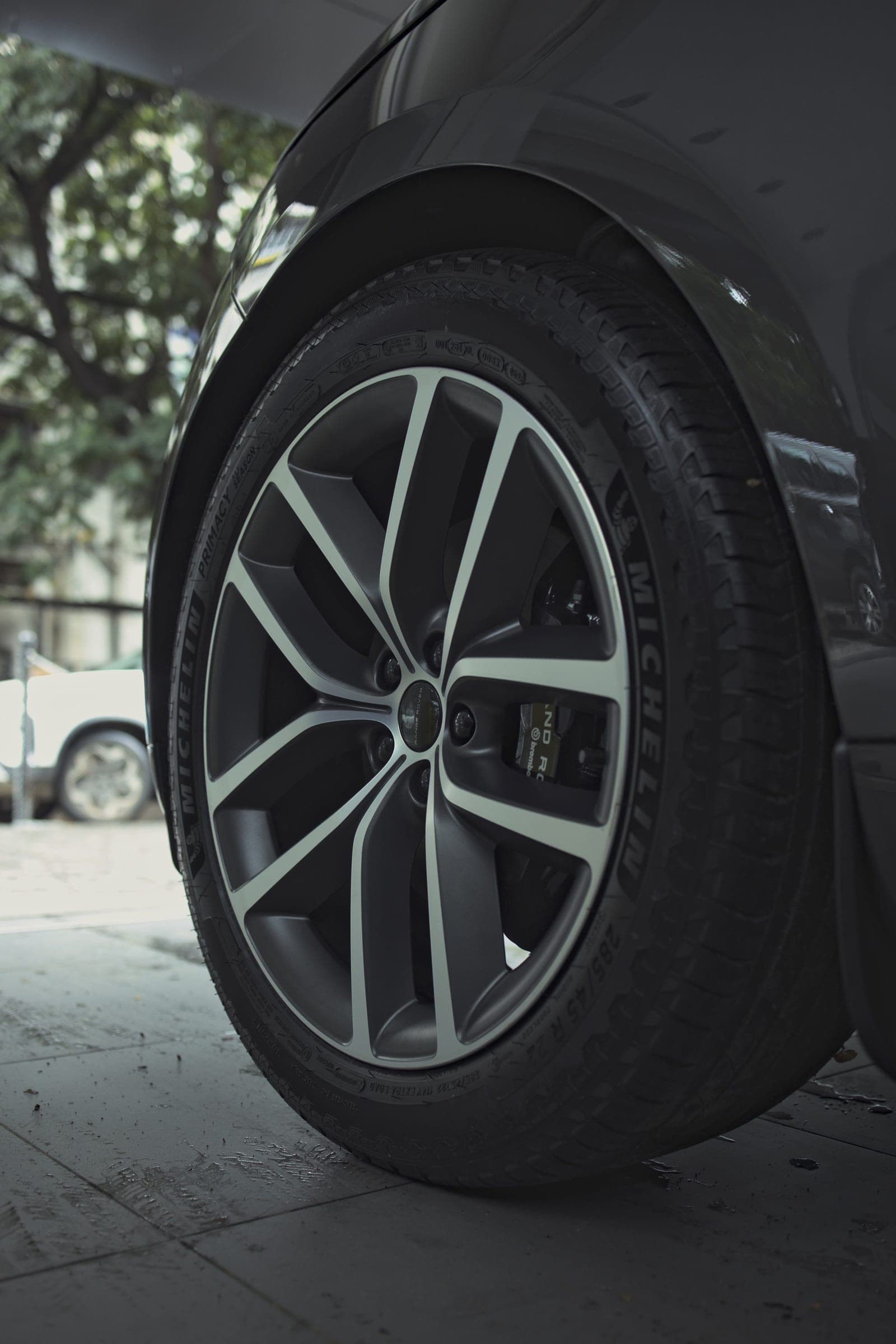 Diamond-cut wheel of a grey Range Rover Sport